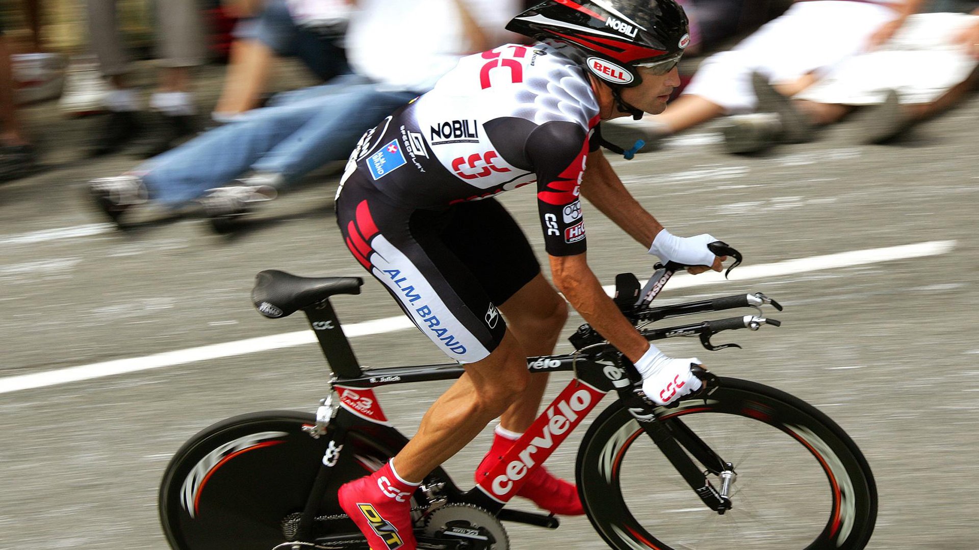 羚羊队的战术打法:稳固防线与锐利反击,完美契合现代橄榄球,ncaa羚羊